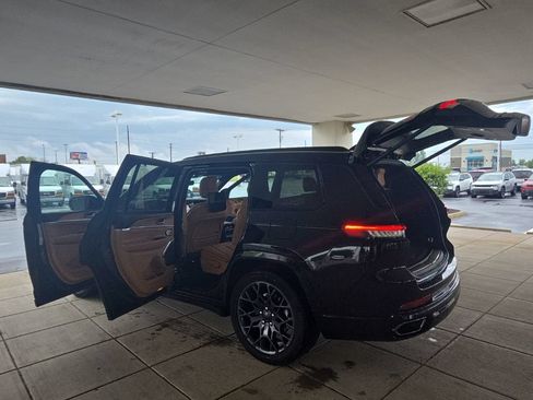 Used 2023 Jeep Grand Cherokee L Summit AWD/4WD image 13