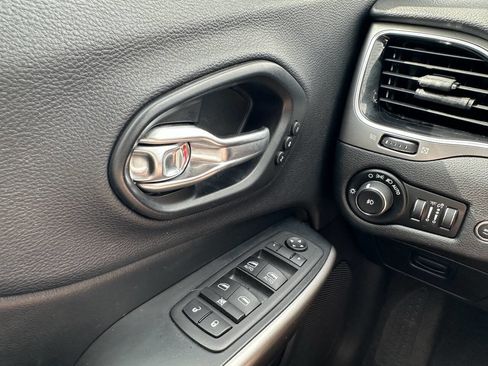 Used 2019 Jeep Cherokee Limited AWD/4WD image 13