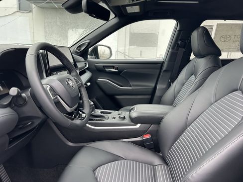 New 2026 Toyota Highlander XSE image 10