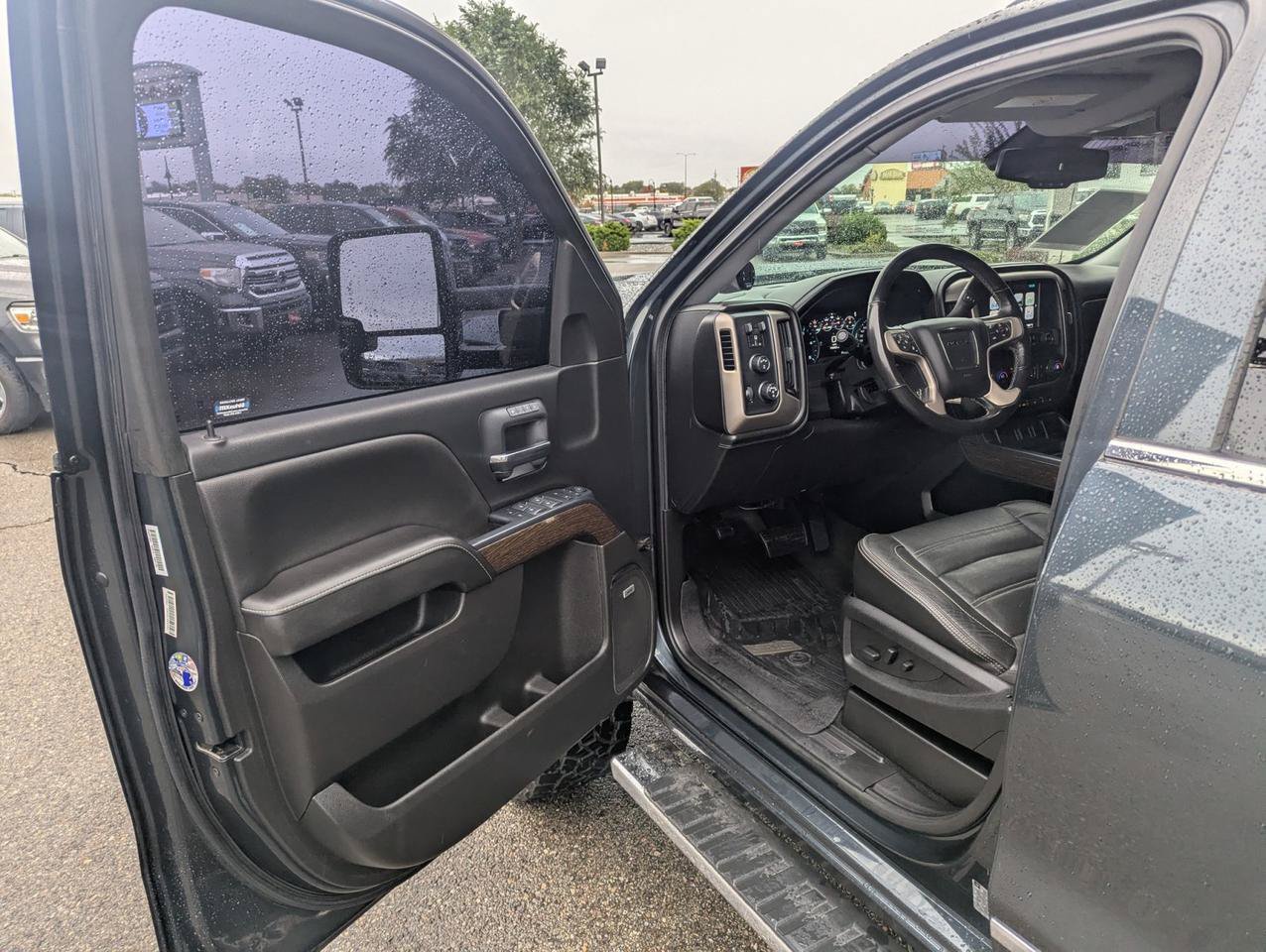 Used 2017 GMC Sierra 2500 Denali w/ Duramax Plus Package AWD/4WD image 8