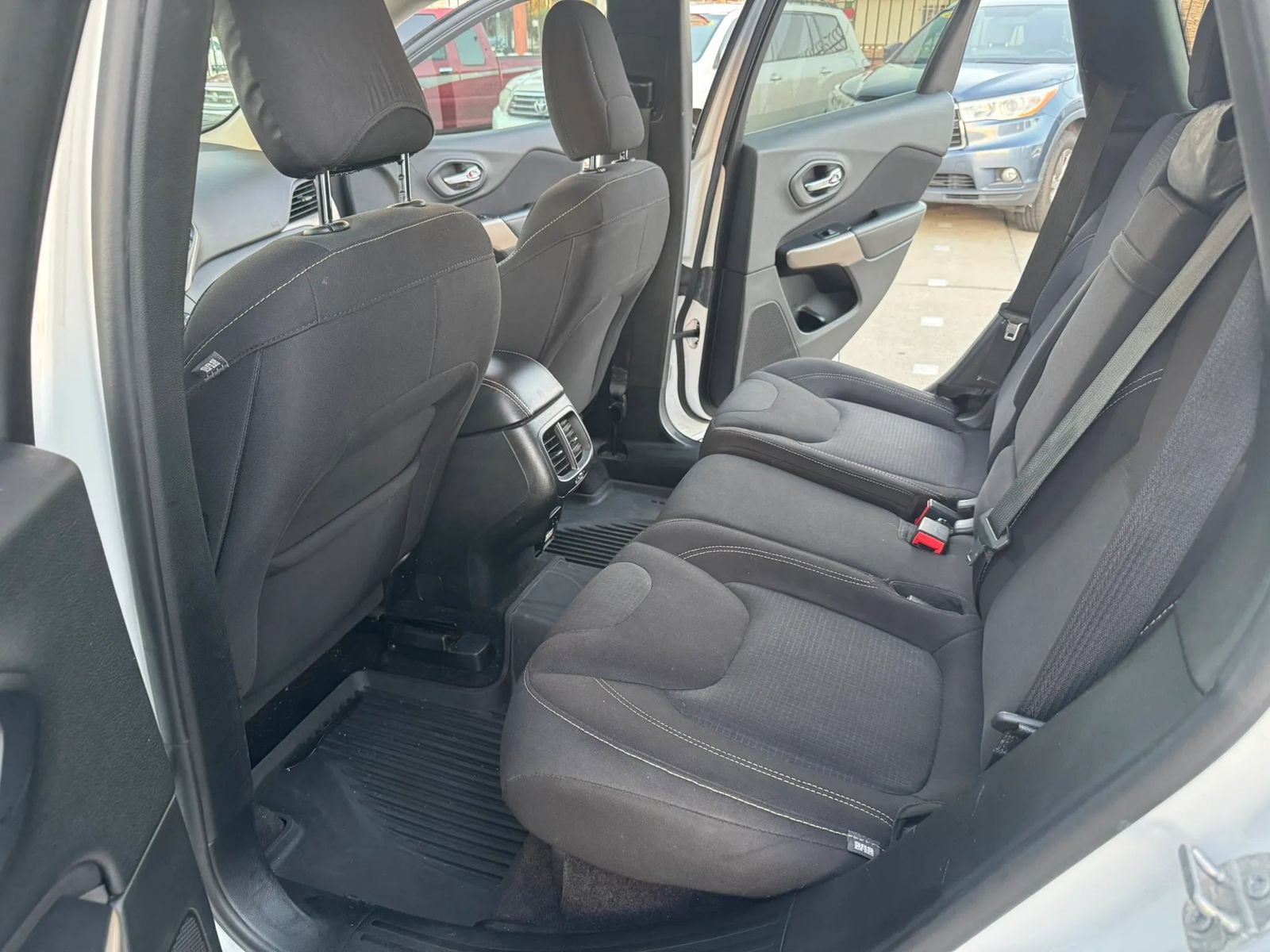 Used 2017 Jeep Cherokee Latitude FWD image 13