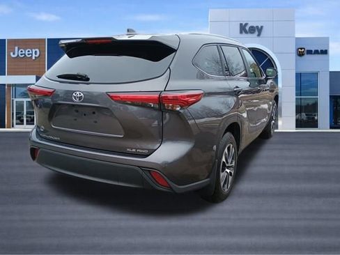 Used 2023 Toyota Highlander XLE image 5