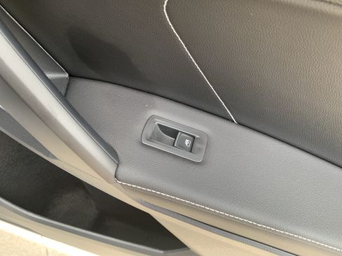 Used 2023 Volkswagen Tiguan SE w/ Panoramic Sunroof Package FWD image 38
