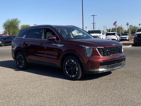 Certified 2025 Kia Sorento S FWD image 7
