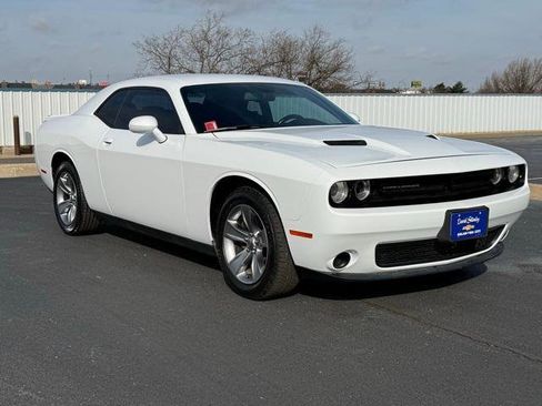 Used 2019 Dodge Challenger SXT image 1