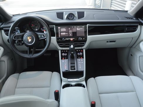 Certified 2026 Porsche Macan AWD/4WD image 12