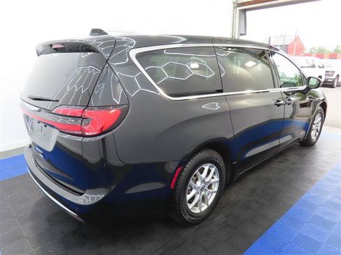 Used 2023 Chrysler Pacifica Touring-L FWD image 14