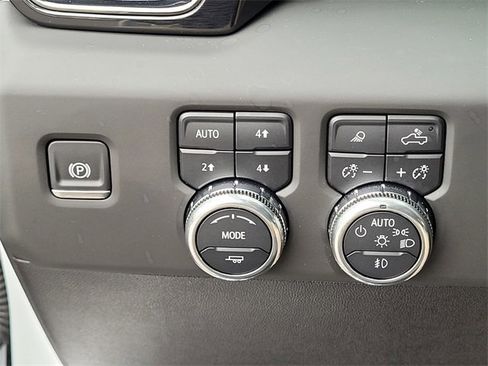 Used 2025 GMC Sierra 2500 AT4 image 16