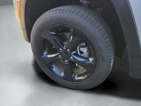 Used 2023 Jeep Grand Cherokee L Limited w/ Black Appearance Package image 30