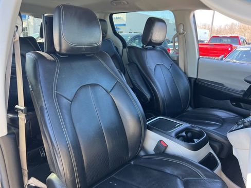Used 2022 Chrysler Pacifica Touring-L w/ Uconnect Theater Family Group FWD image 28