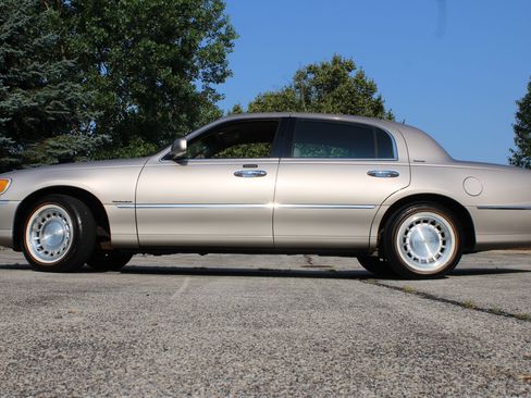 Used 2002 Lincoln Town Car Executive RWD image 23