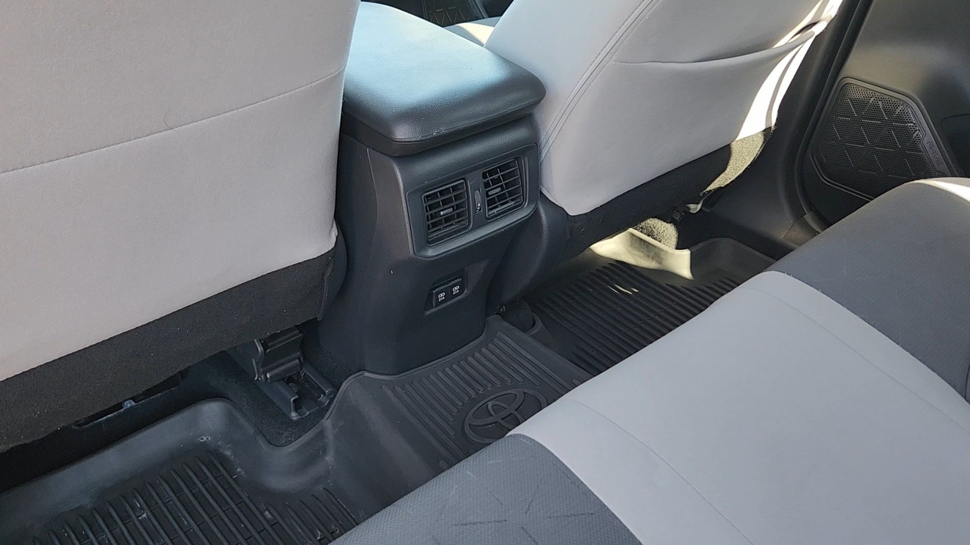 Used 2021 Toyota RAV4 XLE AWD/4WD image 16