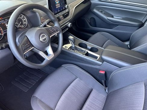 Used 2025 Nissan Altima 2.5 SV FWD image 4