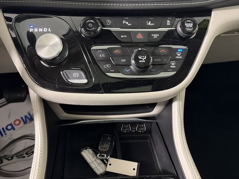 Used 2024 Chrysler Pacifica Limited image 35