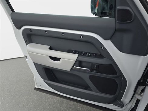 Used 2025 Land Rover Defender 110 S image 28