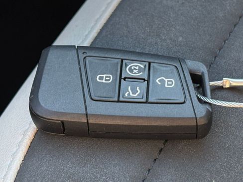 Used 2025 Volkswagen Taos SE image 22