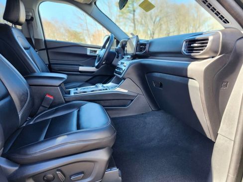 Used 2022 Ford Explorer XLT w/ Equipment Group 202A image 11