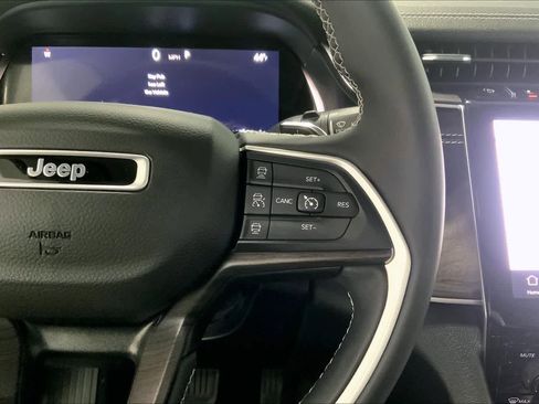 Used 2023 Jeep Grand Cherokee Limited w/ Luxury Tech Group II image 22