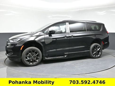 Used 2026 Chrysler Pacifica Select w/ S Appearance Package FWD image 12