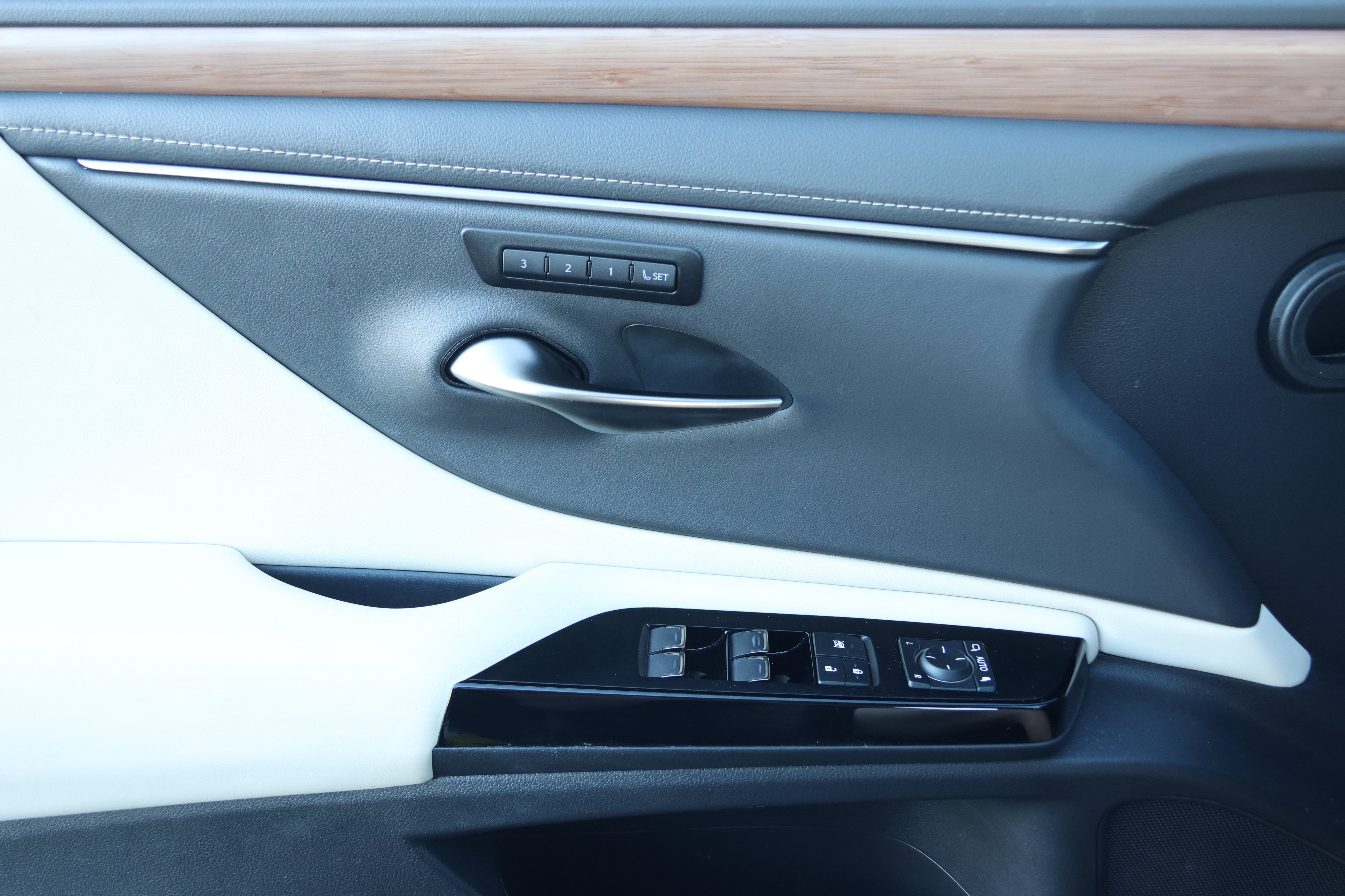 Certified 2025 Lexus ES 350 w/ Premium Package FWD image 12