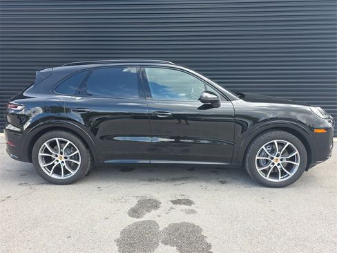 Used 2025 Porsche Cayenne image 8