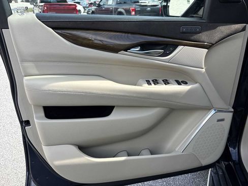 Used 2019 Cadillac Escalade ESV Luxury AWD/4WD image 23