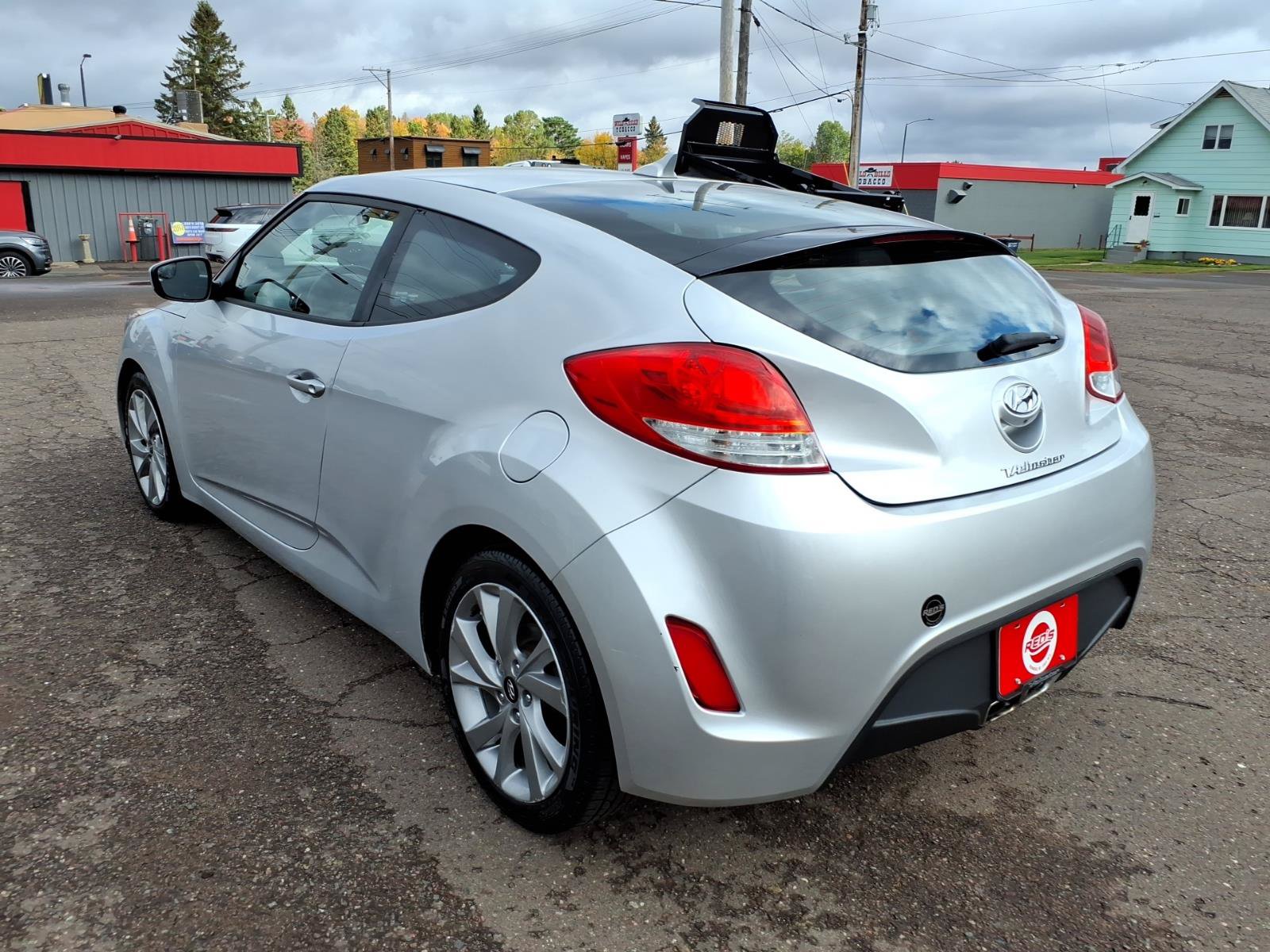 Used 2016 Hyundai Veloster FWD image 3