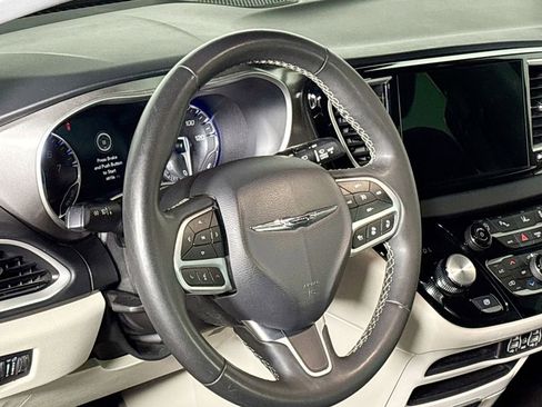 Used 2023 Chrysler Pacifica Touring-L image 13