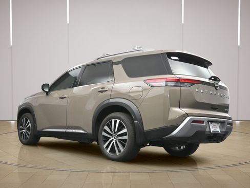 Certified 2024 Nissan Pathfinder Platinum FWD image 31