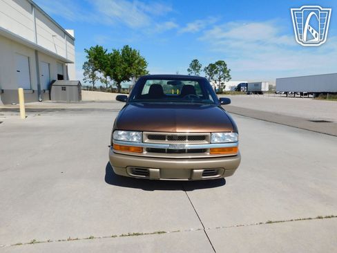 Used 2000 Chevrolet S10 Pickup LS w/ Preferred Equipment Group image 2