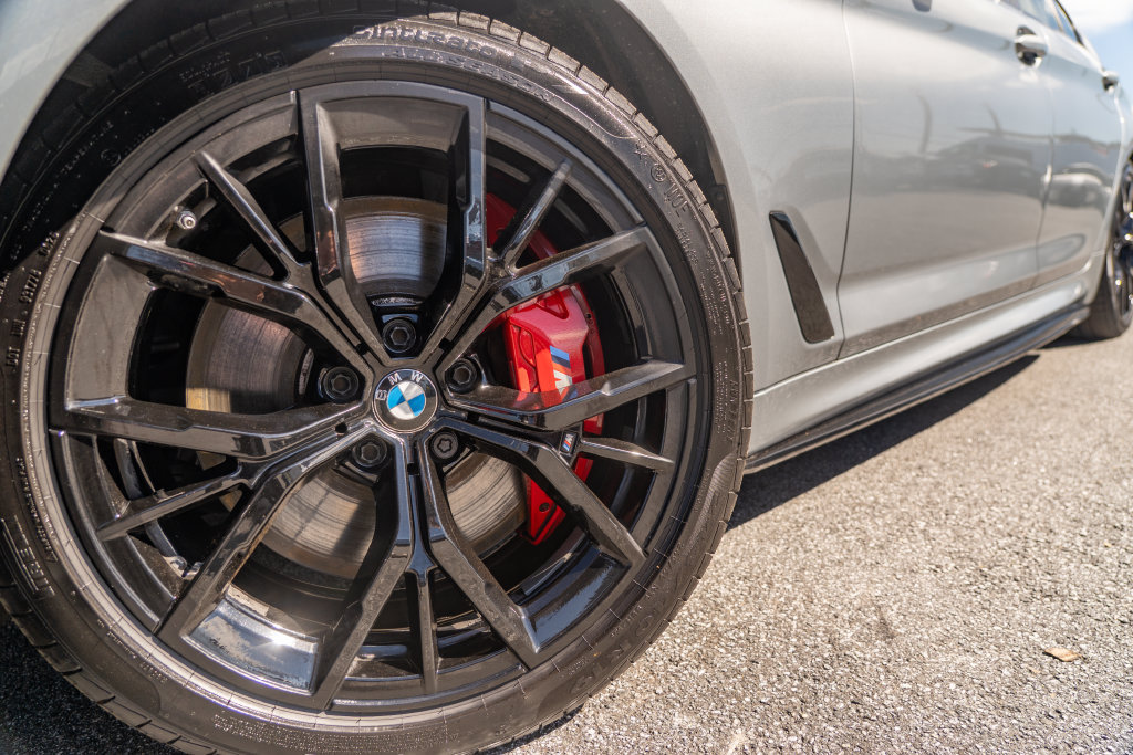 Used 2023 BMW M550i xDrive w/ Dynamic Handling Package AWD/4WD image 3
