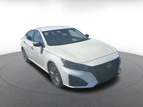Used 2026 Nissan Altima 2.5 SV FWD image 2