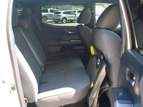 Used 2018 Toyota Tacoma TRD Sport AWD/4WD image 17