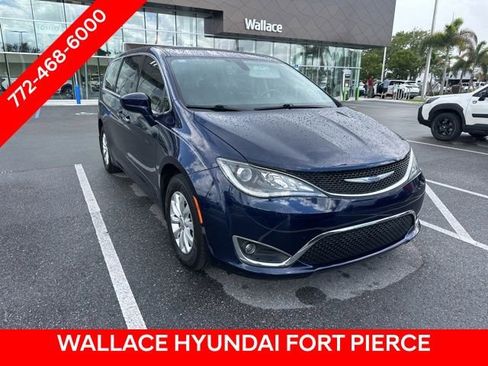 Used 2020 Chrysler Pacifica Touring FWD image 2