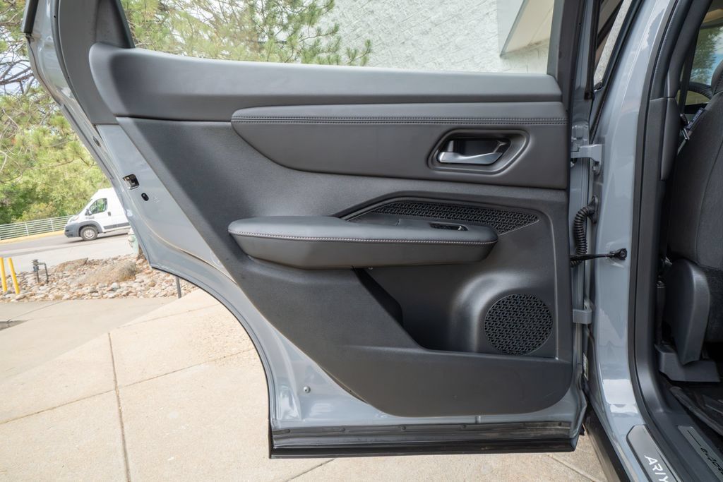 Used 2024 Nissan Ariya AWD image 16
