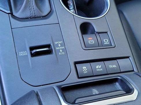 Used 2021 Toyota Highlander XLE AWD/4WD image 19