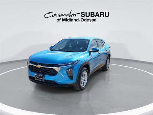 Used 2025 Chevrolet Trax LS w/ LS Convenience Package image 3