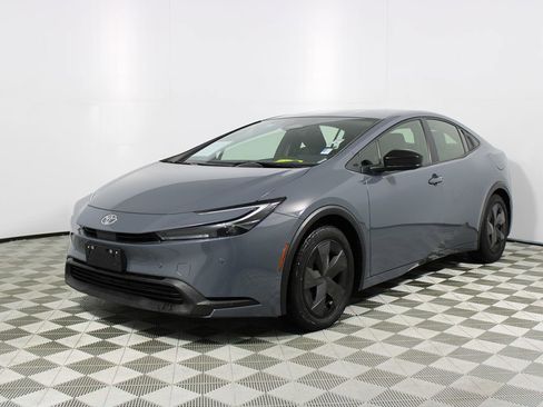 Used 2024 Toyota Prius LE image 3