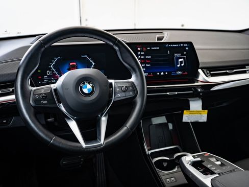 Certified 2025 BMW X2 xDrive28i image 4