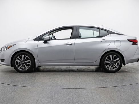 Used 2025 Nissan Versa SV FWD image 5
