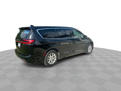 Used 2024 Chrysler Pacifica Touring-L FWD image 9