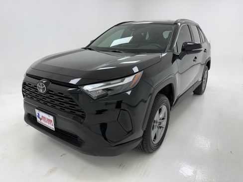 Used 2025 Toyota RAV4 XLE AWD/4WD image 4