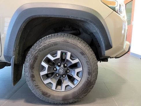 Used 2018 Toyota Tacoma TRD Off-Road w/ Technology Package AWD/4WD image 15