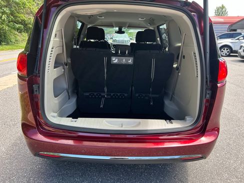 Used 2020 Chrysler Pacifica Touring FWD image 20