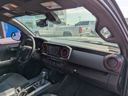 Used 2021 Toyota Tacoma TRD Off-Road AWD/4WD image 40