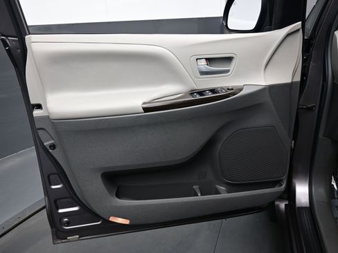 Used 2017 Toyota Sienna Limited Premium image 10