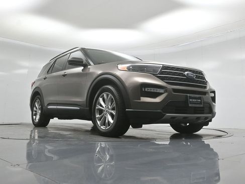 Certified 2021 Ford Explorer XLT w/ Equipment Group 202A RWD image 44