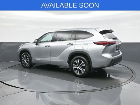 Used 2022 Toyota Highlander XLE AWD/4WD image 5