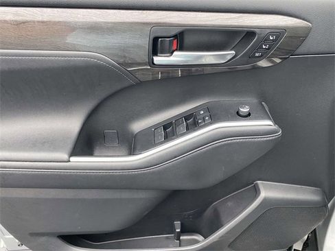 Used 2020 Toyota Highlander Platinum image 17