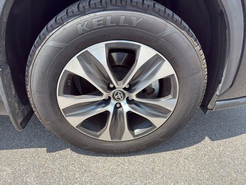 Used 2022 Toyota Highlander XLE FWD image 18